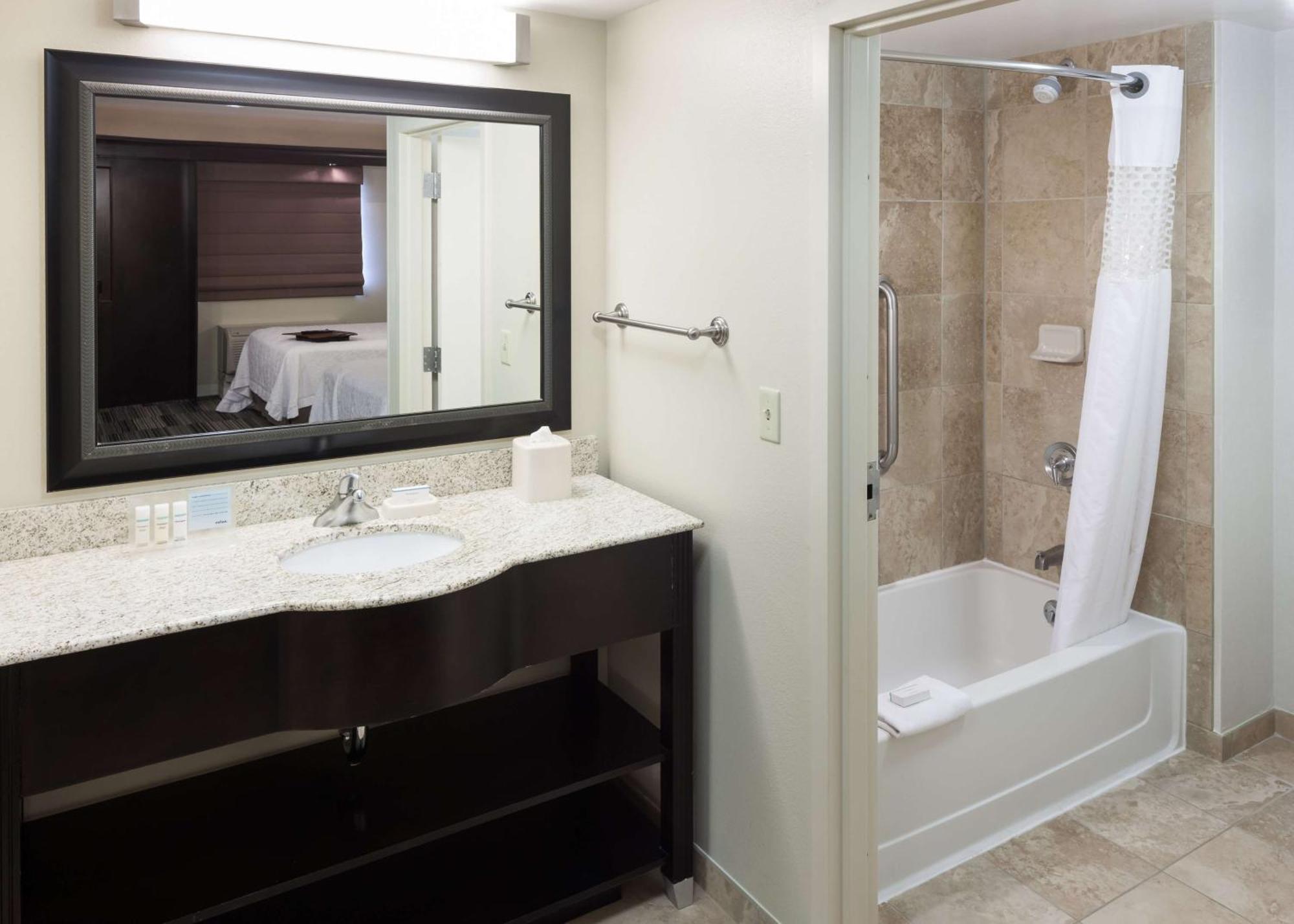 Hampton Inn & Suites Omaha-Downtown Exterior foto
